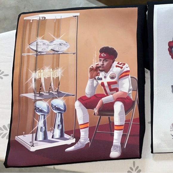 Selling memorabilia shirts! NFL, CHIEFS, MAHOMES - Picture 2 of 4